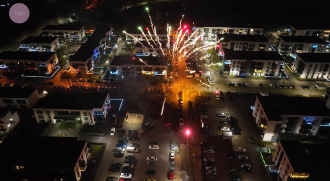 Kaskada kolorów nad bydgoskim Fordonem. Tak mieszkańcy witali nowy rok [wideo]