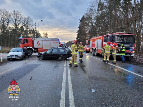 Karambol czterech samochodów osobowych w Łysomicach pod Toruniem. Są poszkodowani [zdjęcia]