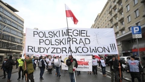 Związkowcy protestują w Warszawie przeciwko likwidacji elektrowni węglowych