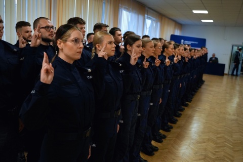 58 nowych policjantów, wśród nich 17 kobiet. Będą pracowali w całym regionie [zdjęcia]