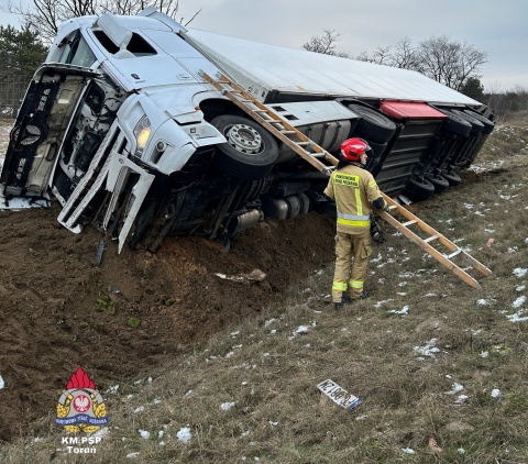 Kolizja z udziałem dwóch ciężarówek w Toruniu. Jedna osoba trafiła do szpitala