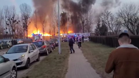 Pożar pustostanu w Toruniu. Dopiero po ugaszeniu ognia strażacy przeszukają teren [wideo]