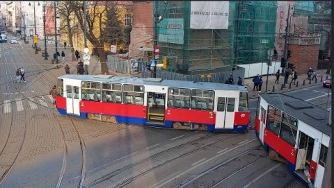 W centrum Bydgoszczy, na zakręcie wykoleił się tramwaj. Wiózł około 50 pasażerów [zdjęcia]