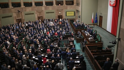 Posłowie za czasowym ograniczeniem prawa do azylu. Ustawa uchwalona