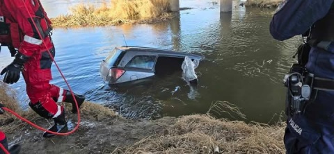 Auto osobowe przełamało barierki na moście i wpadło do Drwęcy. Policja szuka właściciela pojazdu