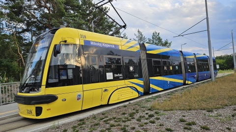 Utrudnienia na osiedlu Jar w Toruniu. Tramwaj wypadł z szyn. Kursuje komunikacja zastępcza