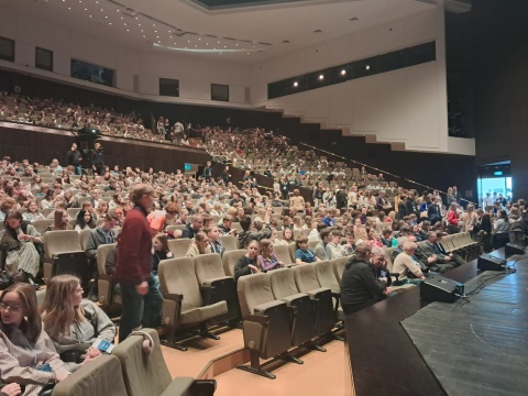 Młodzi nie mogą się oderwać od smartfona. Jak to działa O tym na sympozjum w Bydgoszczy