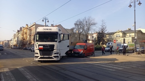 Ciężarówka i dostawczak zderzyły się w centrum Bydgoszczy. Ruch przywrócony [aktualizacja]