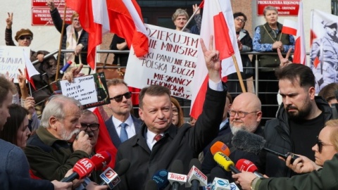 Mariusz Błaszczak usłyszał zarzuty w sprawie odtajnienia części planu Warta