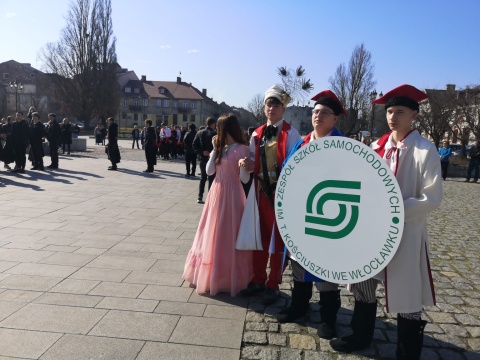 W Dzień Wagarowicza... zatańczyli poloneza na Starym Rynku. Nowa tradycja we Włocławku