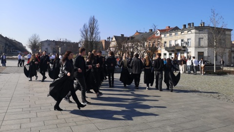 Na powitanie wiosny tańczyli poloneza Rywalizacja na włocławskim Starym Rynku