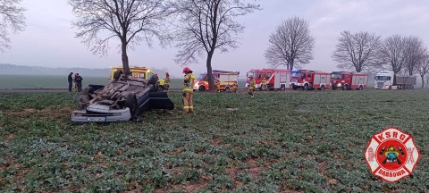 Niebezpieczny poranek na drogach regionu. Dachowania koło Łabiszyna i Mogilna. Kolizja w Murczynie