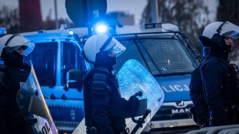 Agresywni pseudokibice zatrzymani przez policję po zakłóceniu meczu w Słupsku