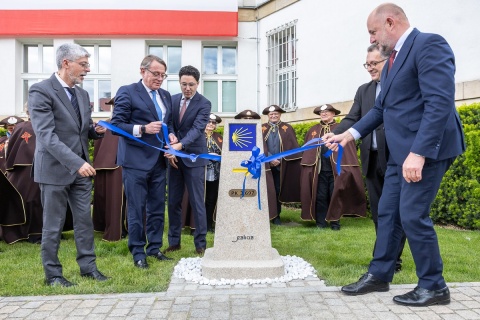 W Toruniu uroczyście odsłonięto kamień milowy szlaku Camino de Santiago [zdjęcia]