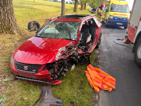 Zderzenie dwóch samochodów pod Mogilnem. Jedna osoba trafiła do szpitala