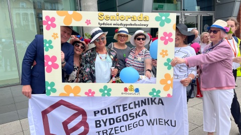 Kolorowy przemarsz z kapeluszami wypełnił bydgoskie ulice Czas na Senioradę [zdjęcia]
