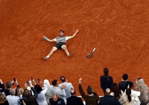 Roland Garros: Alcaraz mistrzem, choć przegrywał 0:2. Najdłuższy finał w historii turnieju
