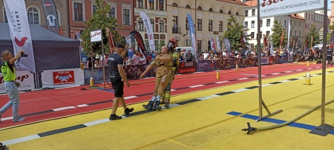 Gaszenie pożaru i ewakuacja poszkodowanego na czas. Strażacka rywalizacja w Toruniu