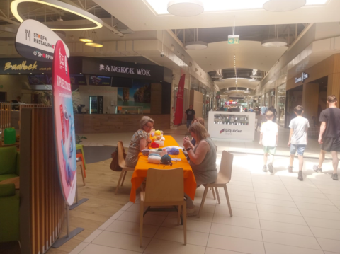 Z włóczką i szydełkiem w centrum handlowym. Senior aktywny i kreatywny w Bydgoszczy