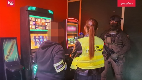 Uderzenie w nielegalny hazard: KAS zlikwidowała 11 lokali z nielegalnymi grami