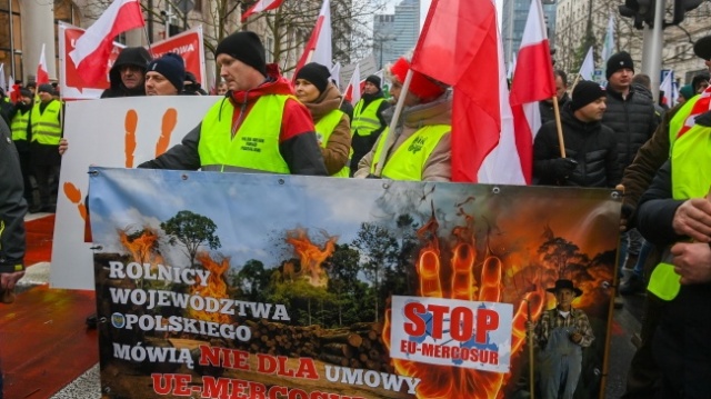 Rolnicy protestują w Warszawie przeciwko umowie z Mercosur i Zielonemu Ładowi