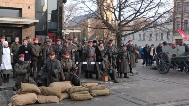 Inowrocław uczcił 106. rocznicę Powstania Wielkopolskiego. Wykonano inscenizację walk [zdjęcia]