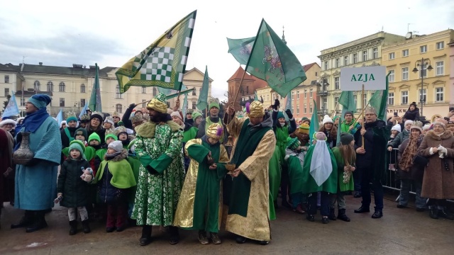 Kłaniali się Dzieciątku w miastach i miasteczkach Orszaki Trzech Króli w regionie [relacje, zdjęcia]