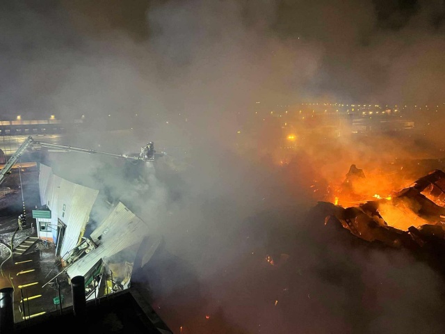 Poskręcana stal i dach, rozżarzone baloty z papieru. Strażacy dogaszają pożar w BPPT