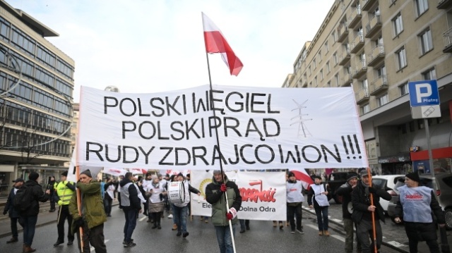 Związkowcy protestują w Warszawie przeciwko likwidacji elektrowni węglowych