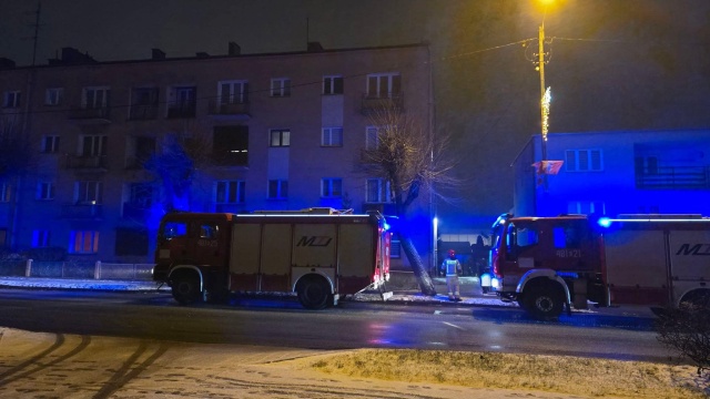 Mężczyzna podtruł się tlenkiem węgla. Ewakuacja mieszkańców budynku w Mogilnie