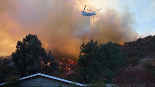 24 osoby zginęły w wyniku pożarów w Los Angeles. Walka z ogniem trwa