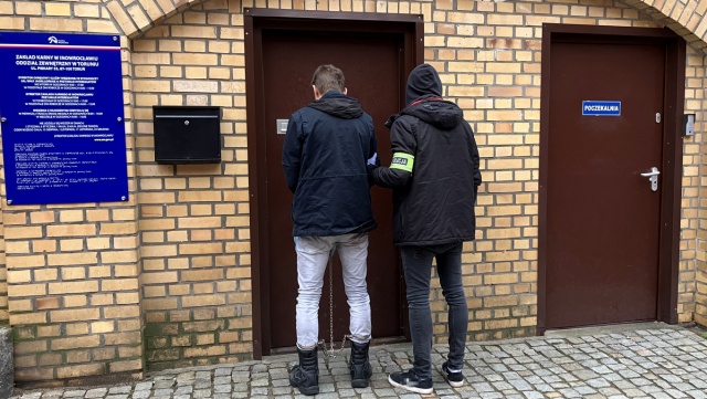 Rzucił się z nożem na 20-latka w centrum Torunia. Wcześniej okradał sklepy [wideo]