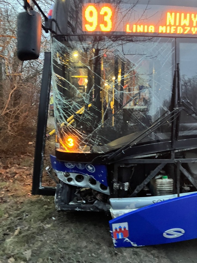 Samochód osobowy zderzył się z autobusem nr 93 w Bydgoszczy. Dwie osoby poszkodowane