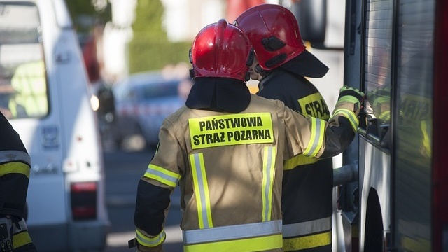 Siedem osób w szpitalu po zatruciu tlenkiem węgla pod Łodzią. Wentylacja była zakryta