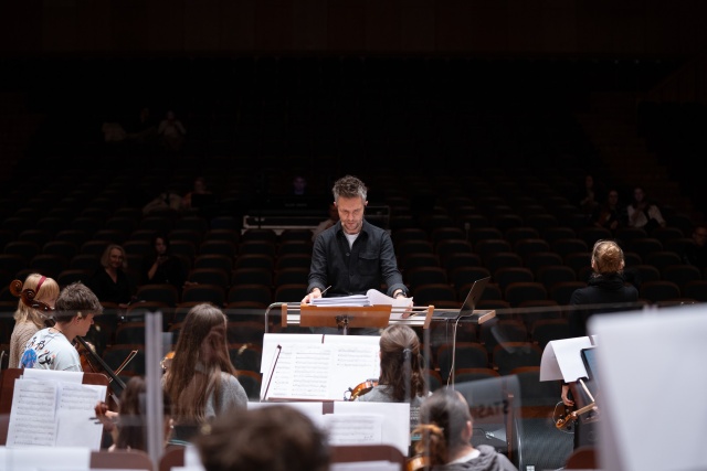 Orchestra4Young ćwiczy pod okiem Adama Sztaby. Zbliża się koncert finałowy