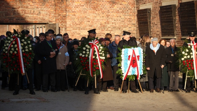 Uroczystość pod Ścianą Straceń w byłym obozie Auschwitz I. Ocalonych słucha cały świat