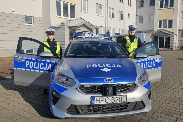 Patrol policji poproszony o pomoc. Mundurowi z Lipna eskortowali rannego mężczyznę do szpitala