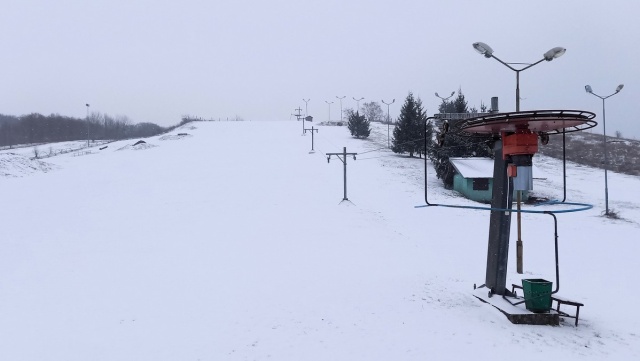 Nie ma szans na narty w bydgoskim Myślęcinku. Śnieg jest, ale za kilka dni zniknie [zdjęcia]