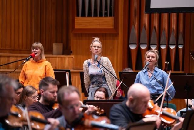 Trio Svahy i orkiestra symfoniczna. Muzyka z filmu Znachor w Filharmonii