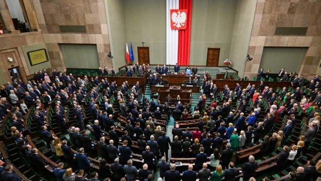 PiS i KO zapowiedziały poparcie projektu ws. czasowego zawieszenia prawa do azylu