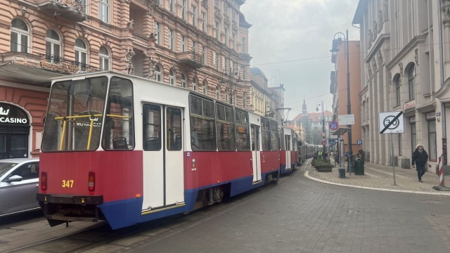 Źle zaparkował i zablokował ruch. Na ul. Gdańskiej w Bydgoszczy stał sznur tramwajów