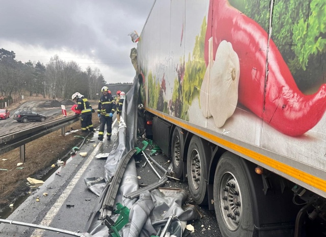 Nie żyje kierowca ciężarówki. Wypadek czterech pojazdów na DK 10 [zdjęcia]