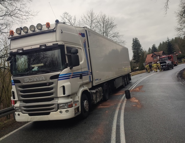 Wypadek i wyciek paliwa na DK16 pod Grudziądzem. Droga zablokowana [zdjęcia]