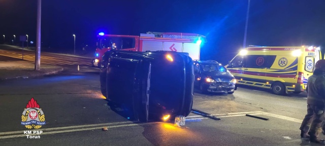 Zderzenie dwóch samochodów w Toruniu. Jedna osoba w szpitalu [zdjęcia]