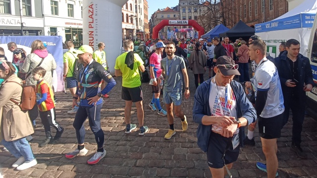 Dzień Kobiet w Toruniu na sportowo Bieg i zumba na Rynku Staromiejskim [zdjęcia]