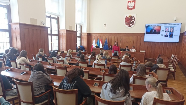 Młodzi wcielają się w radnych sejmiku województwa. Lekcje samorządowe w Toruniu