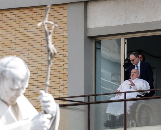 Włochy: Papież Franciszek pozdrowił wiernych i opuścił szpital po 37 dniach pobytu