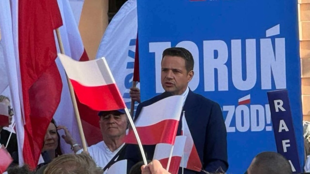 Rafał Trzaskowski w Toruniu: Pod biało-czerwoną flagą zmieścimy się wszyscy
