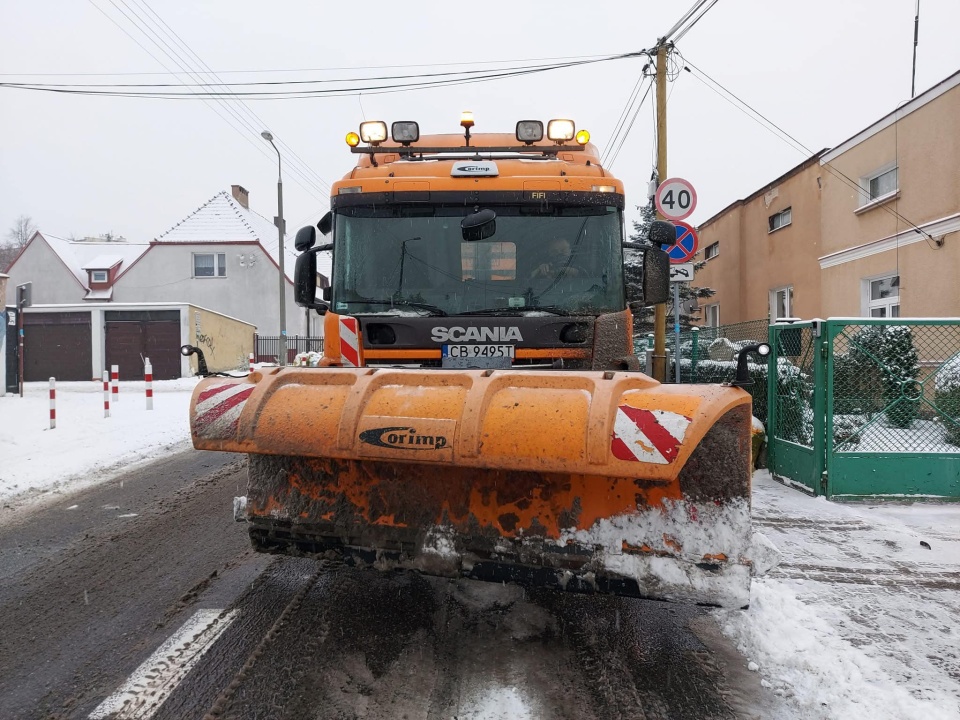 Nagły atak zimy w Kujawsko-Pomorskiem. Sprzęt „udrażniający" drogi pracował całą noc/fot. ZDMiKP Bydgoszcz/Facebook