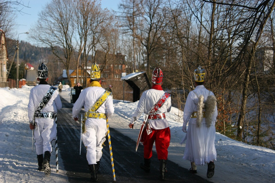 Kolędowanie Trzech Króli w Sopotni Małej na Żywiecczyźnie w 2011/fot. Kolędowanie Trzech Króli w Sopotni Małej na Żywiecczyźnie w 2011, CC BY-SA 4.0, Wikipedia